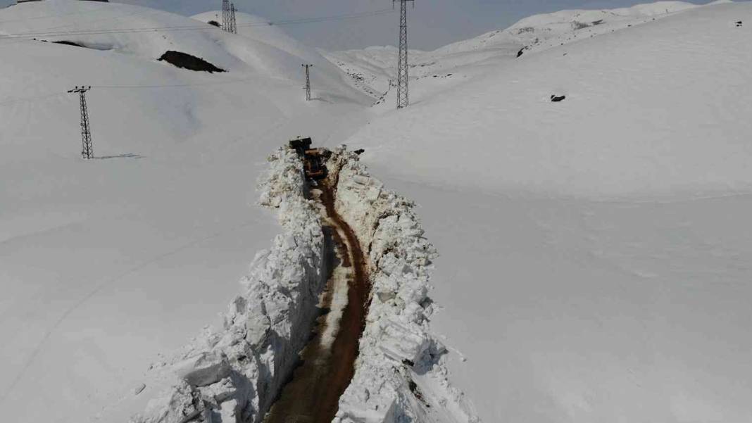 Bitlis'te '6 metrelik' karla amansız mücadele sürüyor: İş makineleri kayboldu 1